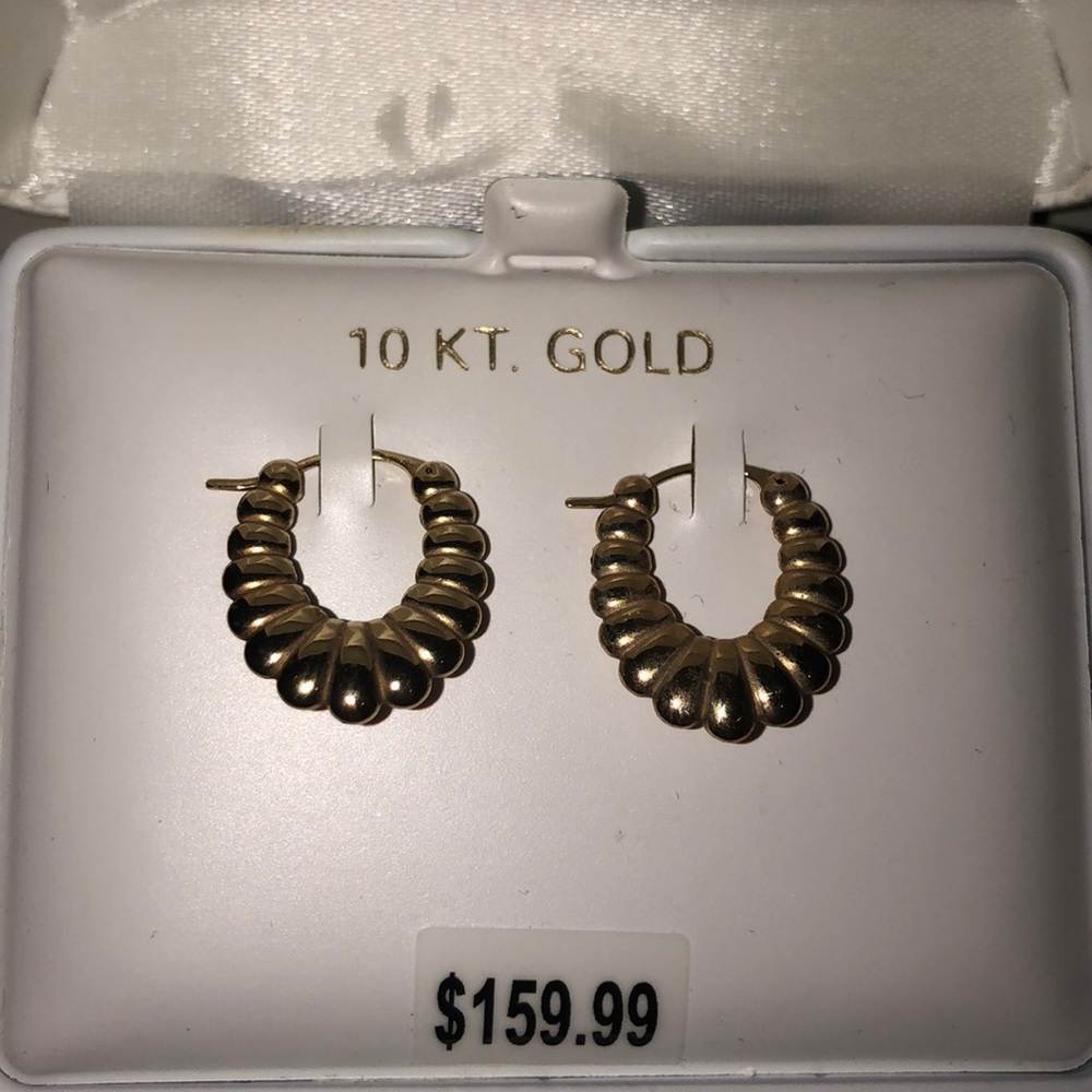 NEVER WORN 10 KT GOLD EARRINGS !!